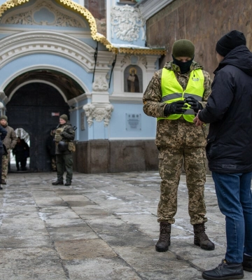 СБУ виявила в Лаврі проросійську літературу, тисячі доларів готівкою та підозрілих росіян