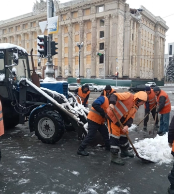 Харьков чистят от снега 2140 коммунальщиков (фоторепортаж, видео)