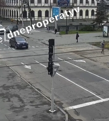 У центрі Дніпра Лада протаранила Інфініті: відео моменту ДТП