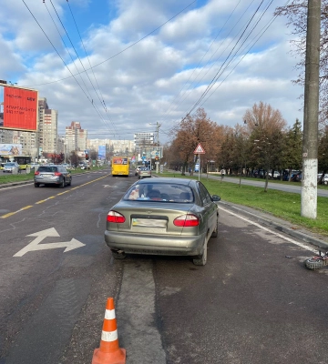 У Львові 22-річний водій електросамоката потрапив до лікарні після зіткнення з «Daewoo Sens»