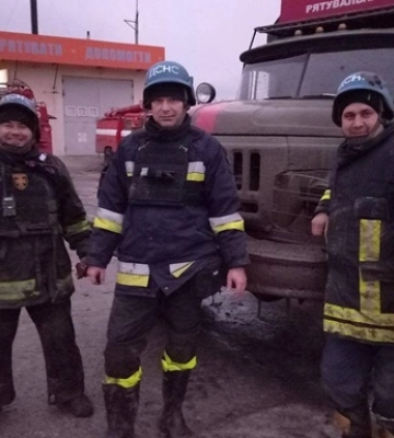 Бійці ДСНС врятували людей під час обстрілу &quot;дороги життя&quot;