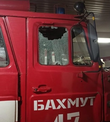 Ворог поцілив у пожежно-рятувальну частину в Бахмуті, - ДСНС. ФОТО