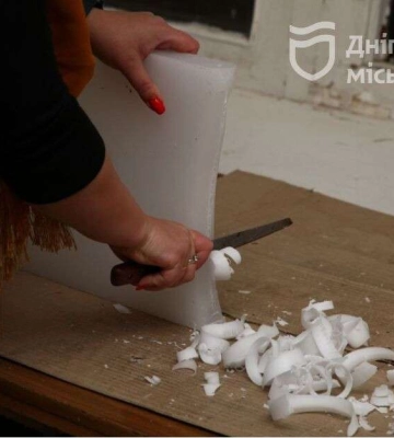 Діти Дніпра виготовляють окопні свічки та маскувальні сітки для ЗСУ