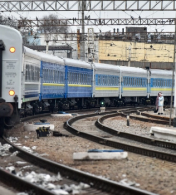 Залізниця частково знеструмлена у багатьох регіонах, у Києві також зупинений рух кільцевої електрички
