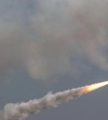 Приліт у 5-поверхівку та згорілі авто: фото наслідків ракетного удару по Києву
