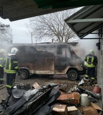 У Запоріжжі в гаражному кооперативі загорівся автомобіль