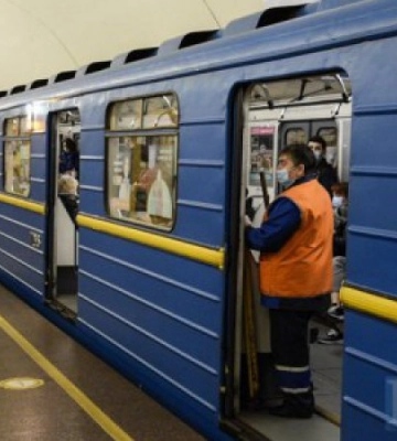 У Києві метро змінює графік руху потягів, а трамваї припинили роботу: деталі