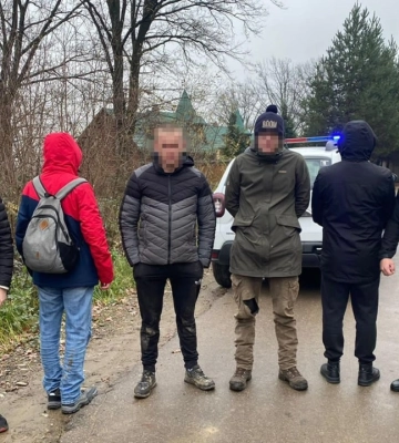 Житель Хустщини за гроші переправляв чоловіків