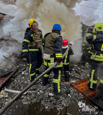 Ракетний обстріл Києва: рятувальники показали наслідки