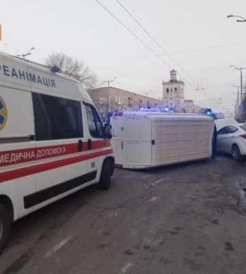 В центрі Запоріжжя мікроавтобус зіткнувся з двома легковиками - фото, відео