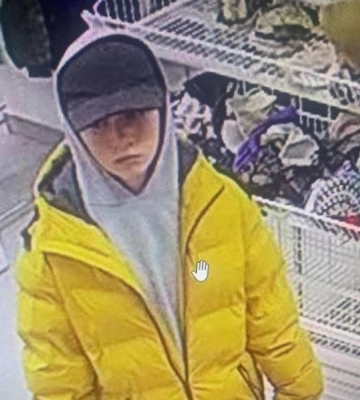 Камера зафіксувала юнака, який здійснив серію крадіжок у магазинах Луцька. Фото
