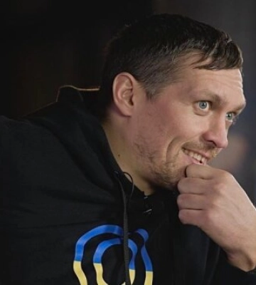 Олександр Усик узяв усі свої пояси, щоб &quot;звільнити&quot; Крим: &quot;Не бійся, скоро скінчиться&quot;