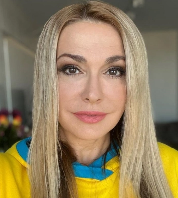 Ольга Сумская показала, как варила суп прямо в подъезде: видео после обстрела