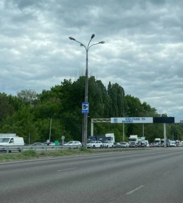 У Дніпрі вишикувалися черги на АЗС (Фото)