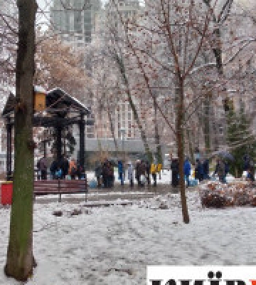 В столиці кияни вишикувались у черги біля бюветів