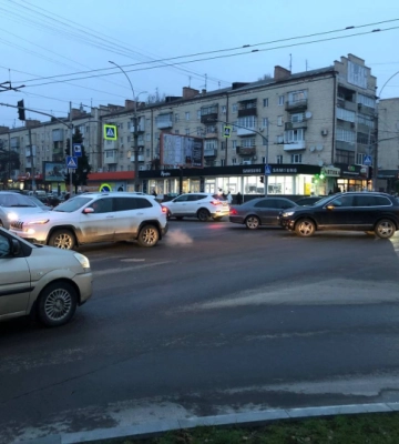 У Чернівцях через непрацюючі світлофори затори і хаос