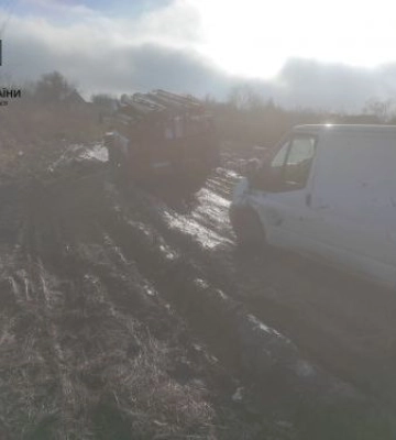 На трасі в Запорізькій області в багнюці застрягли півсотні автівок - фото