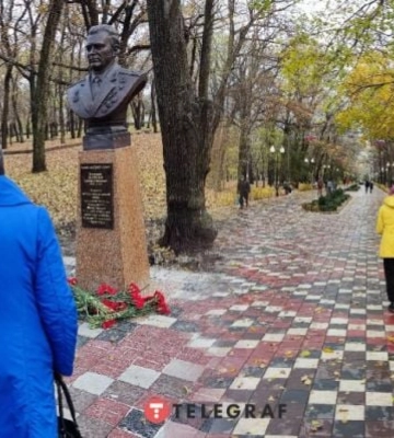 В Мелитополе возле памятника полковнику КГБ засветились &quot;диверсантки&quot; 