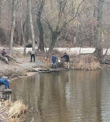У Дніпрі через відсутність водопостачання люди набирають воду з річки