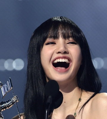 Зірка K-pop вийшла на сцену в екстравагантній українській мініспідниці за 515 євро. Відео