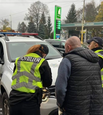 На Закарпатті патрульні притягнули до відповідальності нетверезого водія, який вчинив ДТП і зник з місця події