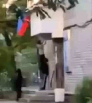 В оккупированном Бердянске подростки сорвали российских флаг со штаба &quot;Единой России&quot;