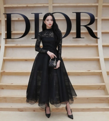 Dior перевипустив сумку, яку принцеса Діана носила у 1996 році
