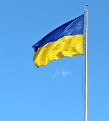 Главный флаг Украины приспускают из-за сложных погодных условий Главный флаг Украины приспускают из-за сложных погодных условий