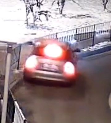 У Львові вночі водій зруйнував огорожу і понищив своє авто (відео)