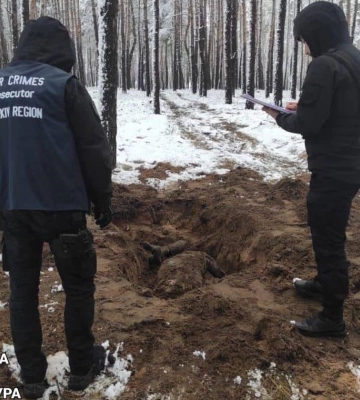 Тіла двох чоловіків, яких окупанти розстріляли з автоматів, ексгумували на Харківщині (ФОТО)