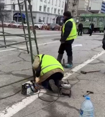В окупованому Луганську встановлюють новорічну ялинку