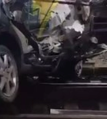 В Одессе поезд врезался в автомобиль – видео