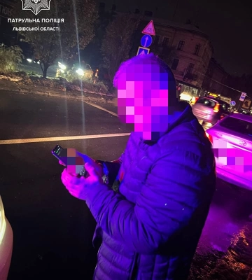 Підрізав усіх на своєму шляху: у центрі Львова зупинили зухвалого водія