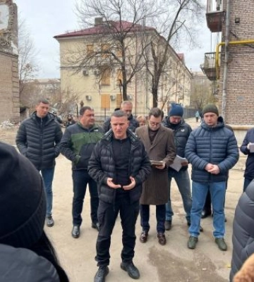 У Запоріжжі обговорили плани відновлення постраждалого під’їзду напівзруйнованого будинку