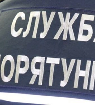 Запорізькі рятувальники гасили пожежі, що виникли через обстріли, і визволяли машини на Дорозі життя
