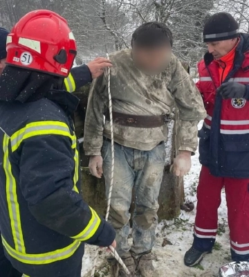 На Львівщині 45-річний чоловік вижив після падіння у 20-метрову криницю