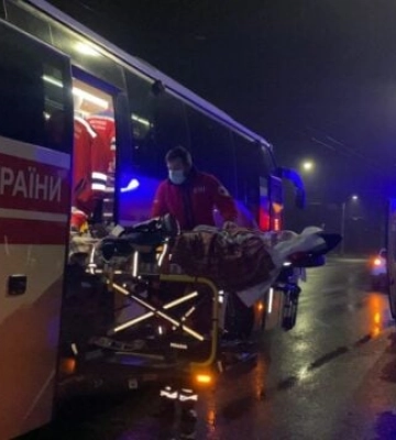 Туди, де є світло: медики перевозять важких пацієнтів на автобусах швидкої допомоги