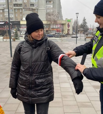 Луцькі патрульні розповіли, як пішоходам правильно користуватися флікерами
