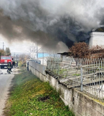Густые столбы дыма: на Рабочей в Днепре произошел пожар