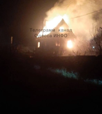 Под Одессой горит частный жилой дом