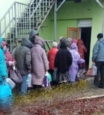 У тимчасово окупованому Маріуполі досі - великі черги за хлібом та водою