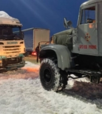 Біля Рівного понад десяток вантажівок потрапили в сніговий замет