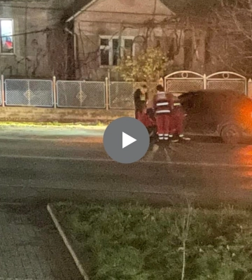 На Закарпатті трапилась жахлива ДТП: автівка збила людину на неосвітленій ділянці (ВІДЕО)