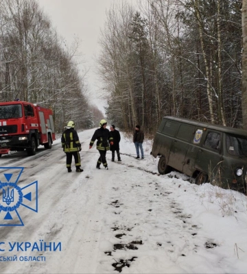 На Ратнівщині рятувальники витягнули з кювету авто «Укрпошти»