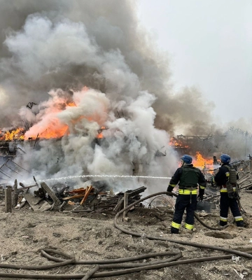 Вибухи у Дніпрі: поліція працює на місці ракетного удару в місті Дніпро, - ФОТО