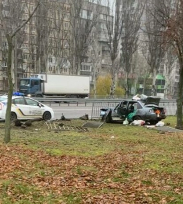 У Дніпрі водій Daewoo на високій швидкості зніс паркан