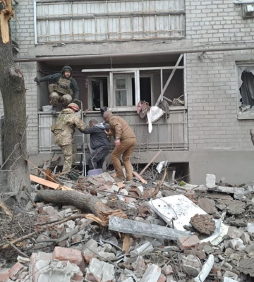 ФОТОФАКТ. В оккупированном Донецке &quot;прямым попаданием&quot; разрушен забор и пострадала квартира