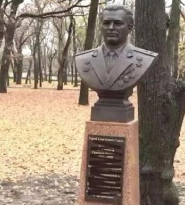 Мешканці міста Запорізької області пошкодили пам&amp;#039;ятник, встановлений окупантами - фото