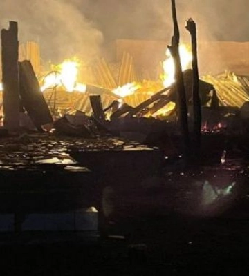 У центрі Запоріжжя загорілася покинута будівля