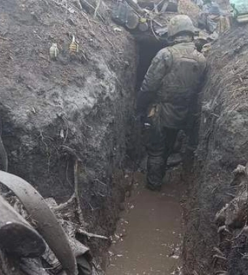 Выжженная земля и вода до колен: украинские воины показали, в каких условиях защищают Бахмут